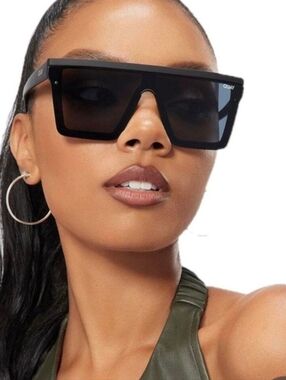 Quay Australia Hindsight  Sunglasses in Black Smoke